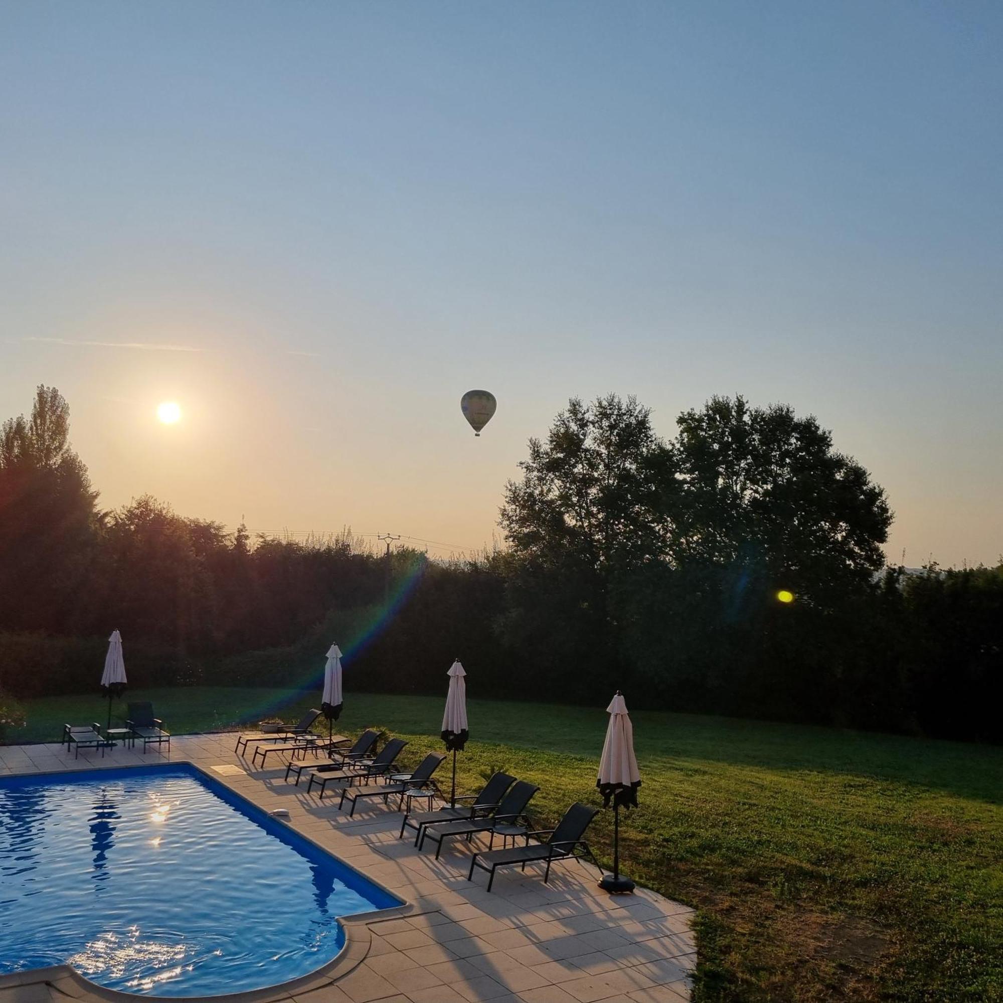 Au Perigord Noir Hotel Hautefort ภายนอก รูปภาพ