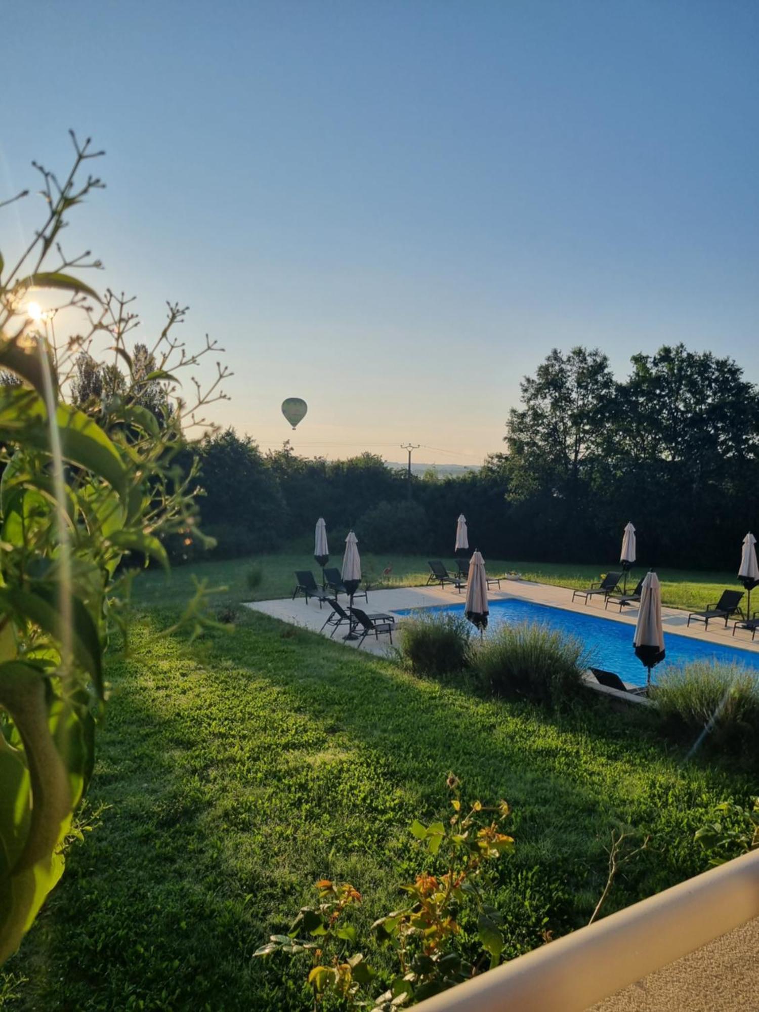 Au Perigord Noir Hotel Hautefort ภายนอก รูปภาพ